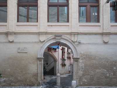 Da qui proseguiamo su strada Zonnelli: via che conduce al portone �de jesse e trase� (tradotto: �esci ed entri�)
